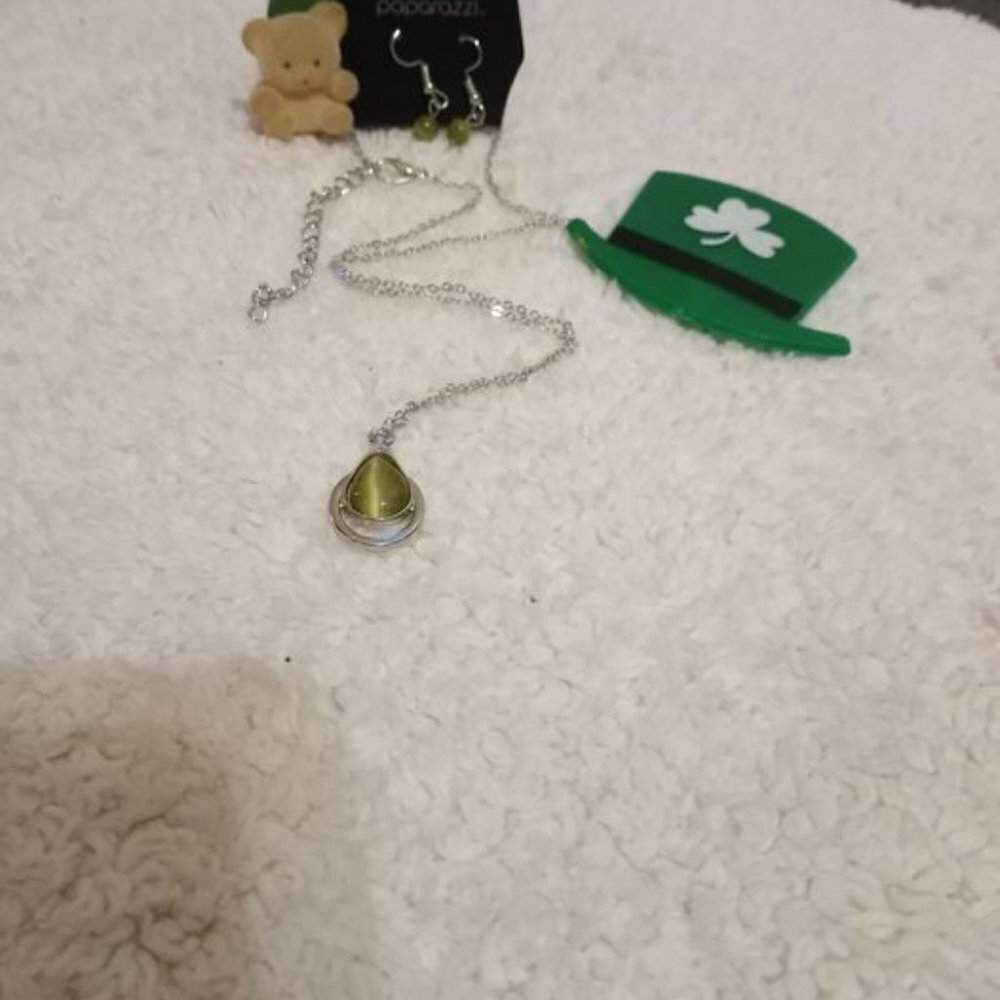 🆕 Just Drop It! - Green Necklace & Earrings - Picture 3 of 4